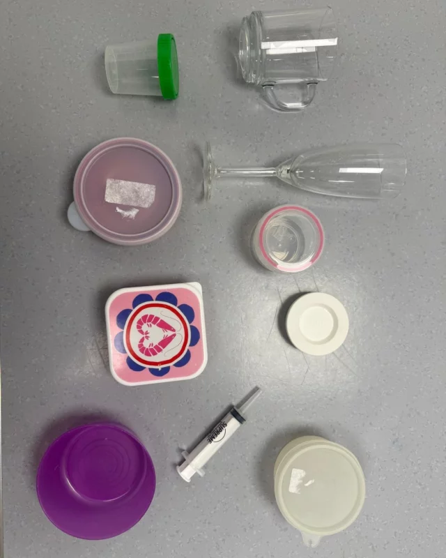 Iedereen kent het wel…
Je moet urine opvangen van je hond of kat 😅

Klinkt simpel.
Totdat je met een bakje achter je dier aan loopt en hoopt op het perfecte moment…

Wij zien in de praktijk de meest creatieve oplossingen voorbij komen:
🥄 Soeplepels
🥣 Yoghurtbakjes
☕ Bekers

We vinden het elke keer weer prachtig om te zien hoe creatief jullie zijn 😄

Wat was jouw oplossing?
Laat het weten in de reacties 👇🐾

PS: Herken jij jouw bakje hier tussen? 😉
Ze liggen voor jullie klaar 😁

#DierenkliniekdeHofmarke #urineopvangen #dierenkliniek #herkenbaar #hondenleven #kattenleven